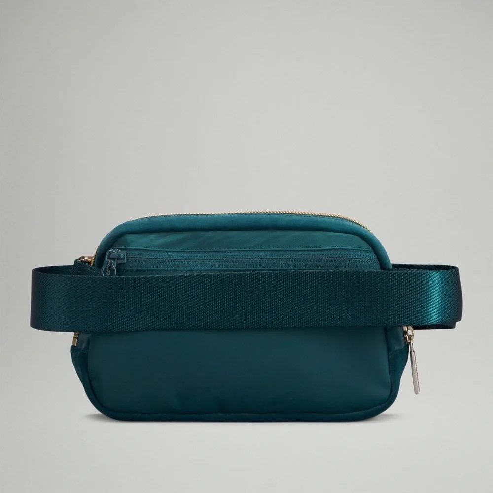 Lululemon Everywhere Belt Bag 
Velour 1L  green jasper/gold belt bag LAST 2 🎉 - Picture 2 of 9